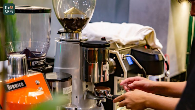 Chiết xuất cà phê Cầu Đất bằng máy tại Neo Cafe