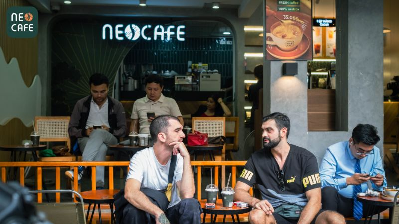 Khách hàng trải nghiệm cà phê thượng hạng tại Neo Cafe