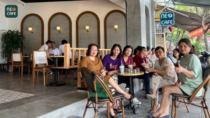 Trải nghiệm hương vị độc đáo cafe trứng Nguyễn Hữu Huân của hội chị em