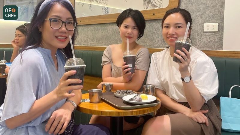 Trải nghiệm cafe trứng Điện Biên Phủ tại Neo Cafe của nhóm khách hàng nữ